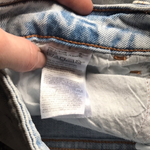 Size 6 Old Navy High Rise Boyfriend Jean Shorts - Picture 5 of 6